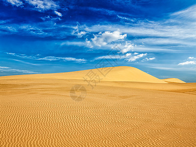 日出时沙漠中的白色沙丘,梅恩,越南日出时的沙漠沙丘图片