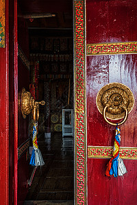 吐鲁蕃吐鲁克贡帕佛教寺院大门打开的叶子,装饰装饰的门把手拉达克,打开吐鲁克修道院的门拉达克,背景