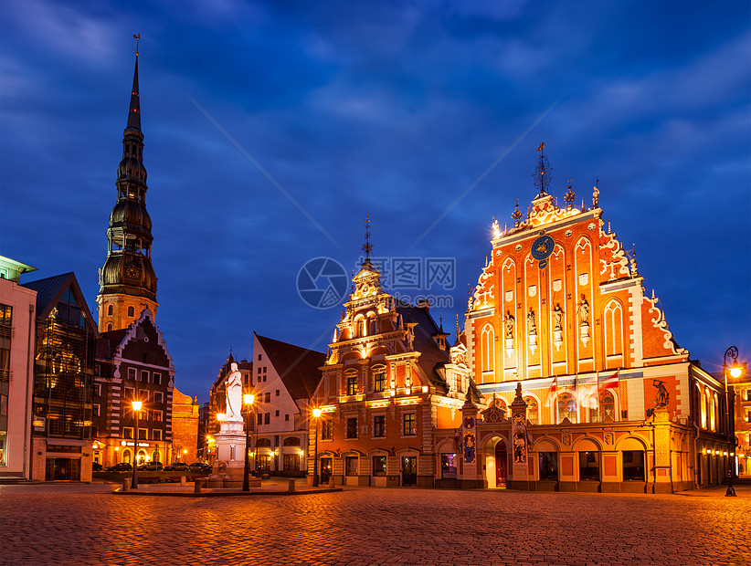 里加市政厅广场,黑头屋,罗兰雕像彼得教堂夜间照明,里加,拉脱维亚里加市政厅广场,罗兰德斯塔图图片