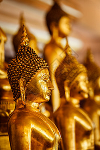 黄金佛像佛教寺庙瓦萨凯黄金山,曼谷,泰国佛教寺庙中的黄金佛像图片