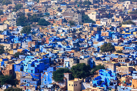 鸟瞰乔德普尔,也被称为蓝色城市,因为生动的蓝色油漆婆罗门房屋周围的梅尔兰加尔堡乔杜尔,拉贾斯坦邦,印度乔德普尔蓝色城市的图片