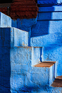 Jodhpur的蓝色油漆房子的楼梯,也被称为蓝色城市,因为生动的蓝色油漆婆罗门房屋周围的梅尔兰加堡乔杜尔,拉贾斯坦邦图片