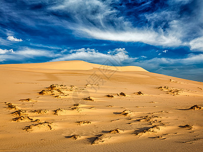 日出时沙漠中的白色沙丘,梅恩,越南日出时的沙漠沙丘图片