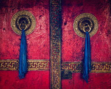 吐鲁蕃复古效果过滤了古斯特风格的形象,门的吐鲁克贡帕佛教寺院与装饰的门把手拉达克背景