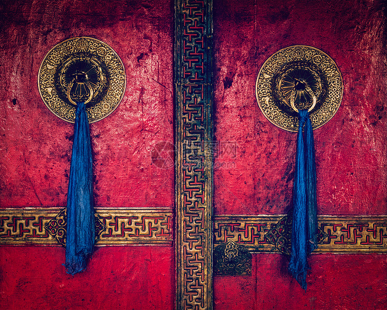 复古效果过滤了古斯特风格的形象,门的吐鲁克贡帕佛教寺院与装饰的门把手拉达克图片
