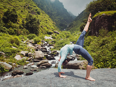 复古效果,时尚风格的形象,女人瑜伽,阿莎娜,又名帕达乌尔德瓦达努拉纳向上弓姿势户外瀑布喜马拉雅山女人瀑布瑜伽体式图片