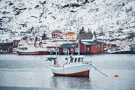 船渔船哈莫伊渔村的洛福滕岛,挪威与红色罗布房屋下雪了挪威洛福滕岛汉诺伊渔村的船背景图片