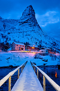 雷恩村的桥晚上被雪覆盖挪威洛福腾群岛雷恩村晚上挪威洛福腾群岛图片