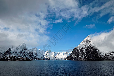 挪威峡湾冬季积雪的山脉挪威洛福腾群岛挪威峡湾山脉冬天挪威洛福腾群岛图片