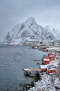 雷因渔村卢福滕岛与红色罗布房子冬天与雪挪威挪威雷恩渔村图片