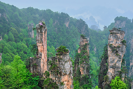 中国著名的旅游景点张家界石柱崖山雾云中,湖南武陵源,中国张家界山脉,中国背景图片