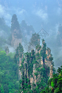 中国著名的旅游景点张家界石柱崖山雾云中,湖南武陵源,中国张家界山脉,中国图片