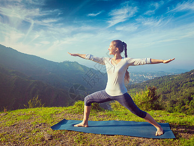 户外瑜伽运动健康的女人瑜伽阿莎娜图片