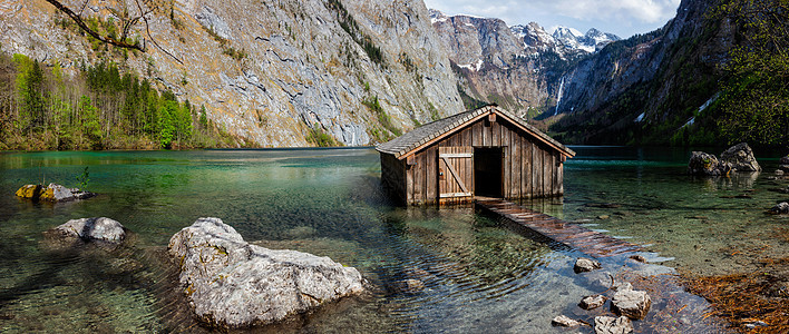 奥伯西山湖全景与船坞机库阿尔卑斯山巴伐利亚,德国阿尔卑斯山的奥伯湖全景图片