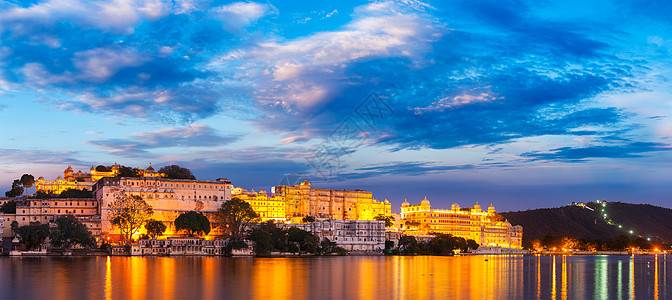 著名的浪漫豪华拉贾斯坦邦旅游地标全景乌迪普尔城市宫殿傍晚黄昏与戏剧的天空全景乌达普尔图片