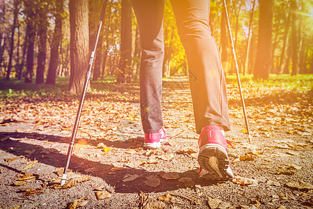 北欧步行冒险锻炼女徒步旅行,腿北欧步行杆秋季自然耀斑光漏女人北欧行走户外,脚靠近图片