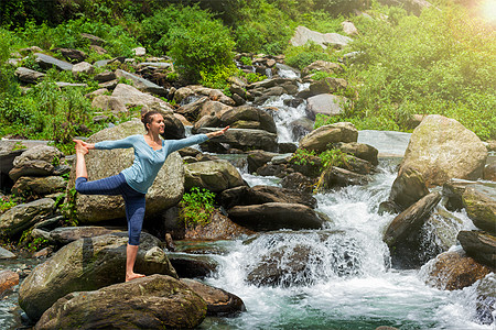 瑜伽户外妇女瑜伽,如纳塔拉贾萨纳主舞平衡姿势户外瀑布喜马拉雅山瀑布户外瑜伽的女人图片