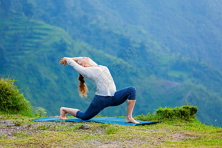 户外瑜伽运动健康的女人练哈塔瑜伽,阿贾尼雅萨纳喜马拉雅山山脉的户外低月形弓步姿势运动健康的女人山上练瑜伽图片