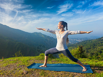 户外瑜伽运动健康的女人瑜伽图片