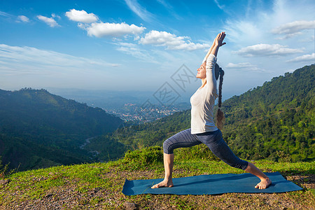 户外瑜伽运动健康的女人瑜伽阿莎娜图片