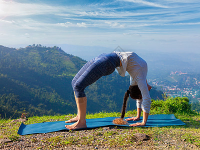 户外瑜伽轻的运动健康的妇女阿什唐加维尼亚萨瑜伽阿萨纳乌尔德瓦达努拉纳向上弓姿势喜马拉雅山山区,上午喜马拉雅山区,印度图片