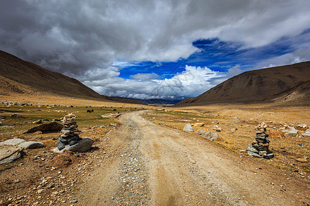 喜马拉雅山的道路上石头凯恩斯拉达克,查谟克什米尔,喜马拉雅山的公路,图片