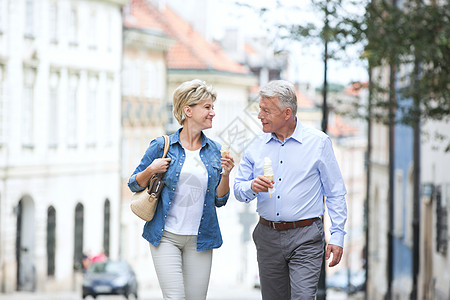 幸福的中夫妇城市里着冰淇淋锥互相看着图片