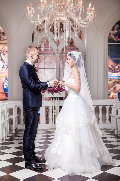 婚礼夫妇教堂戒指的完整侧视图图片