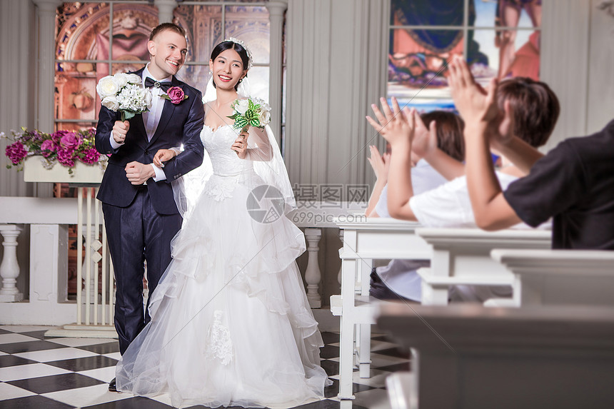 婚礼嘉宾为新婚夫妇教堂捧花鼓掌图片