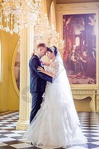 站教堂里的浪漫婚礼夫妇的侧景图片