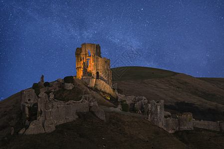 令人惊叹的充满活力的银河复合图像中世纪城堡的景观上图片