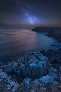 彭罗斯三角令人惊叹的充满活力的银河复合图像,威尔士彭布罗克郡海岸的戈文罗斯沃的景观上背景