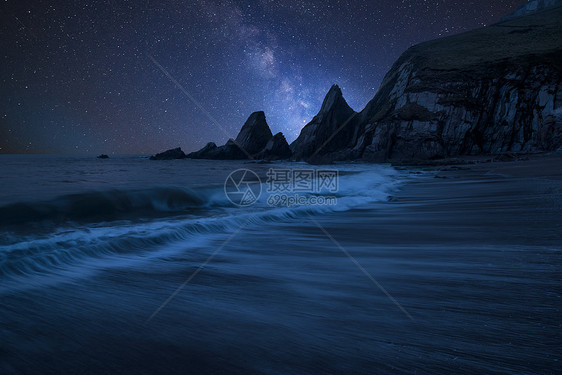 令人惊叹的充满活力的银河复合图像长曝光的岩石海岸线海景景观图片