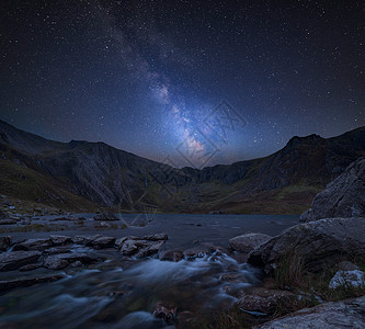 令人震惊的充满活力的银河复合图像上的景观图像,河流流经山脉附近的lynOgwenlynidwal斯诺登尼亚图片