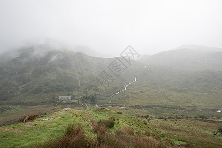 秋季强降雨伴雾天气后,低云尼亚山脉上的景观山脉上的景观图像图片