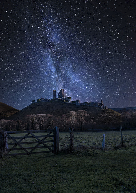令人惊叹的充满活力的银河复合图像覆盖中世纪城堡遗址的景观英国图片