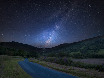 惊人的充满活力的银河复合图像远处的山脉景观图片