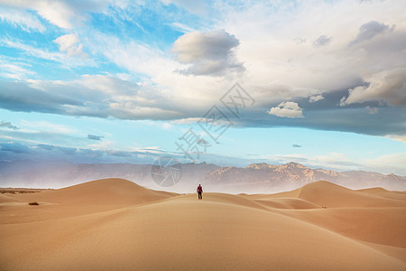沙漠里的人图片