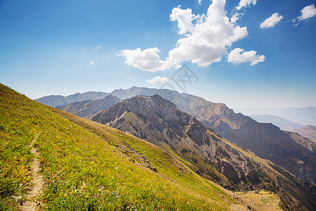 乌兹别克斯坦塔希恩特市附近的钦根山图片