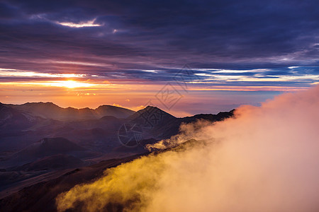 夏威夷毛伊岛黑拉卡拉火山美丽的日出场景图片