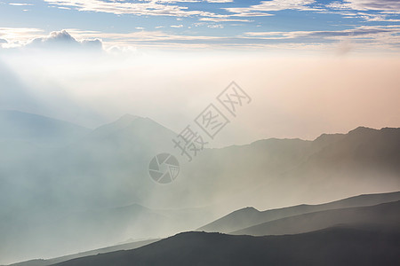 夏威夷毛伊岛黑拉卡拉火山美丽的日出场景图片