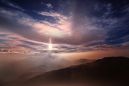 夏威夷毛伊岛黑拉卡拉火山美丽的日出场景图片