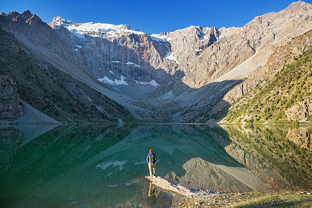 徒步的时间男子徒步旅行美丽的范恩山帕米尔,塔吉克斯坦中亚图片