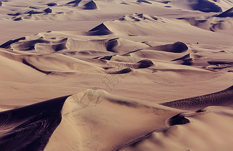 偏远沙漠中未被破坏的沙丘图片