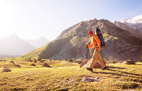 徒步的时间男子徒步旅行美丽的范恩山帕米尔,塔吉克斯坦中亚图片