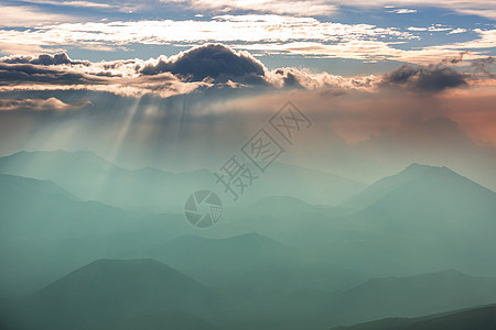 夏威夷毛伊岛黑拉卡拉火山美丽的日出场景图片