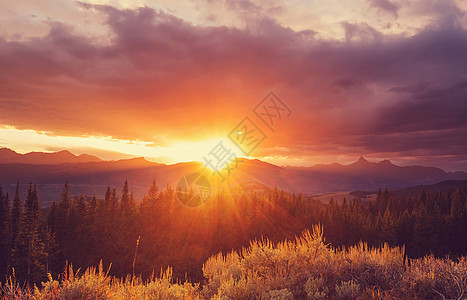 秋天山上风景如画的日落图片