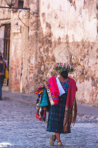 危地马拉安提瓜街头市场的当地妇女背景
