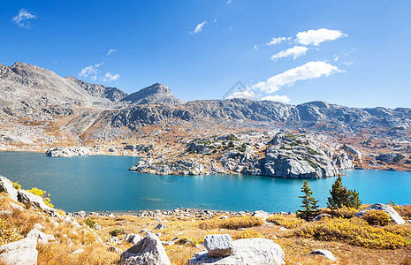 美国怀俄明州的风力山脉徒步旅行秋天的季节图片