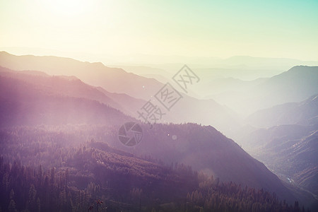 秋天山上风景如画的日落图片